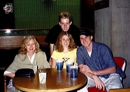 Time to say goodbye at the Detroit-Airport! (May 13th, 2000)